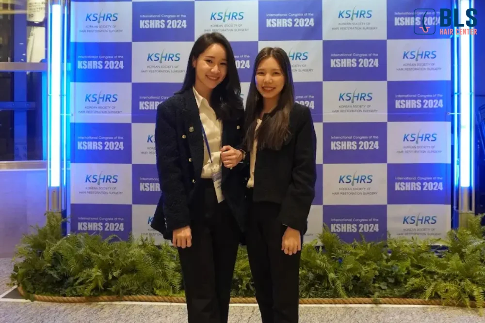 หมอบีและหมอเบสร่วมงานประชุมสมาคมปลูกผมของประเทศเกาหลี (KSHRS)