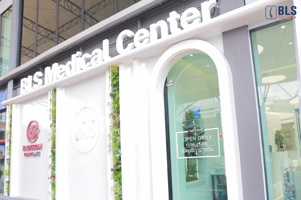จากลานจอดรถ จะสังเกตเห็น Blossom Clinic สีชมพู